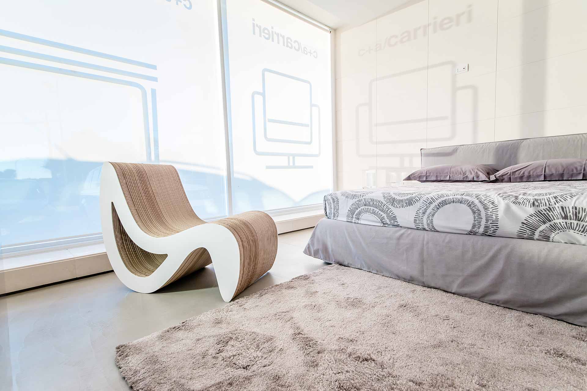 Chaise longue di design realizzata in cartone ondulato